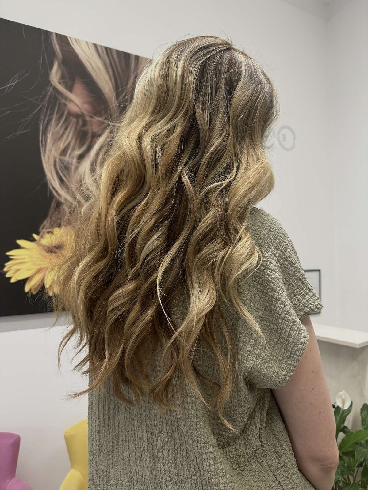 Duga talasasta plava kosa sa balayage prelivima