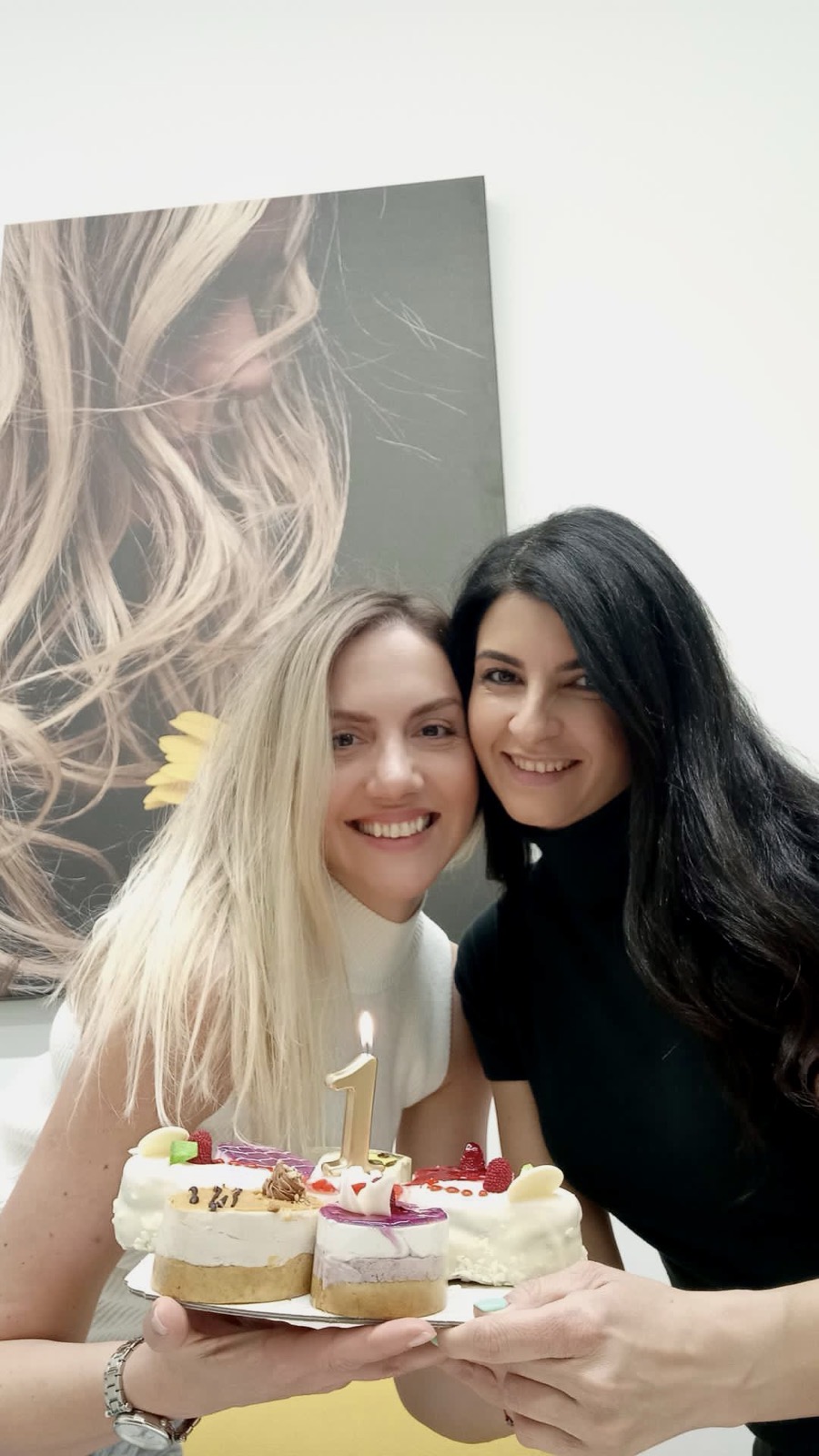 Adrijana i Nada, osnivačice NA2RAL frizerskog studija, slave prvi rođendan studija