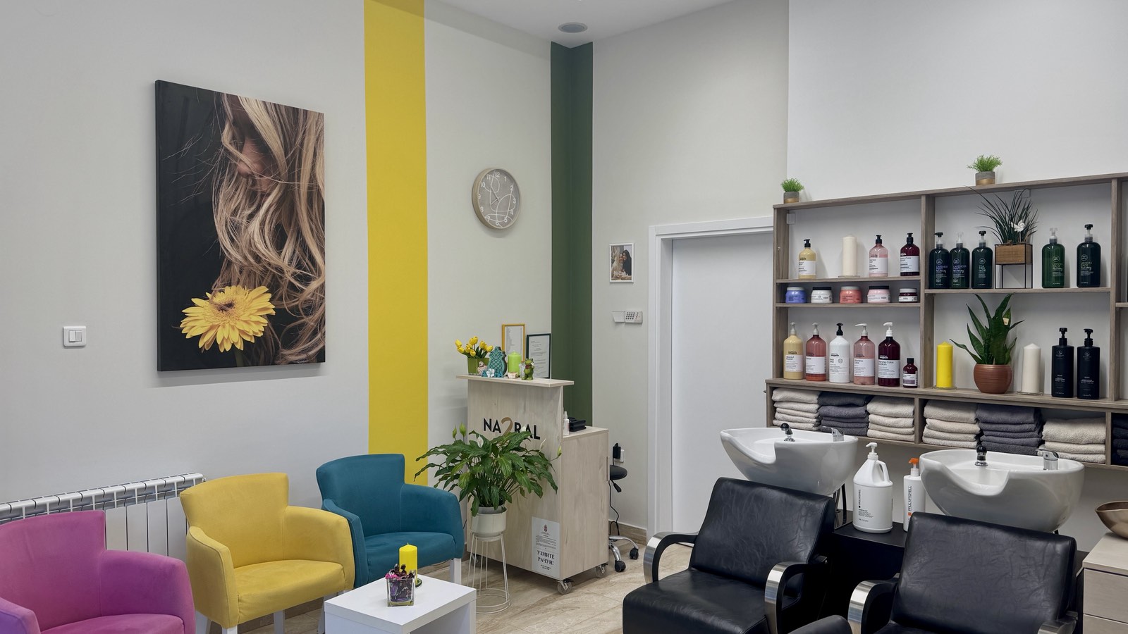 Prostor za čekanje sa šarenim foteljama i recepcijom NA2RAL studija